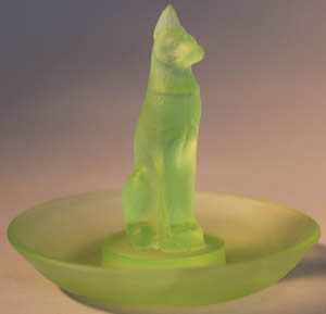 Chien Ashtray Showing Dog And Round Platform Are All On Piece Close Copy Fake of Rene Lalique Design