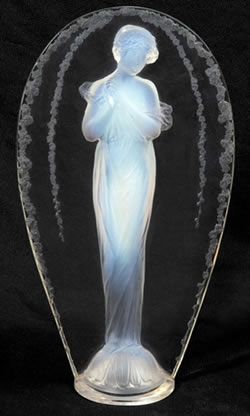 R.Lalique Grand Ovale Opalescent Statue by Rene Lalique