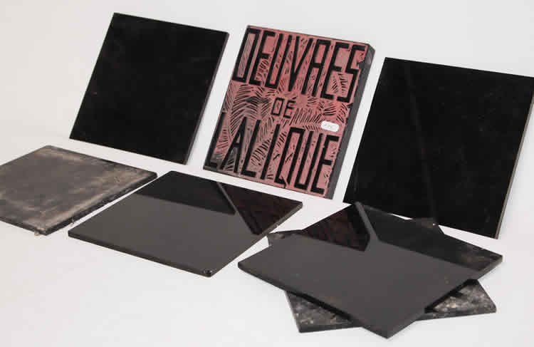 Lalique Oeuvres De Lalique Plaque In Black Glass And Additional Plain Black Glass Plaques