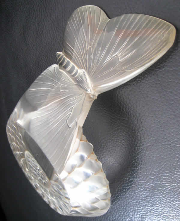 R. Lalique Dahlia Et Papillon Cendrier