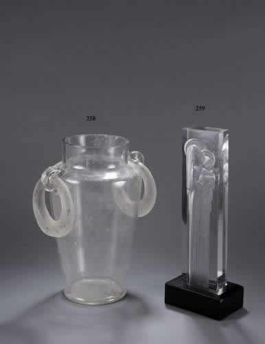 R. Lalique Deux Anneaux Pigeons Vase