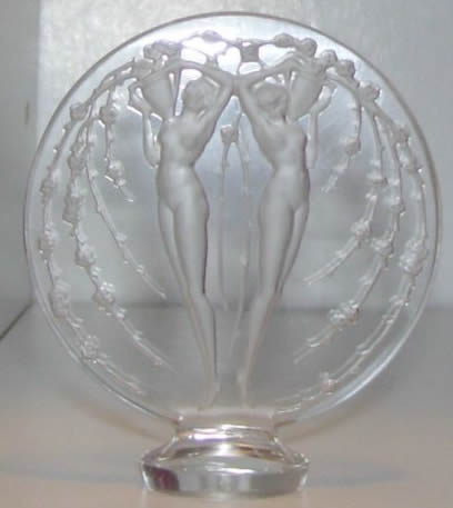 R. Lalique Deux Figurines Et Fleurs Cachet