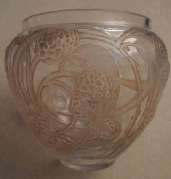 R. Lalique Nefliers Vase
