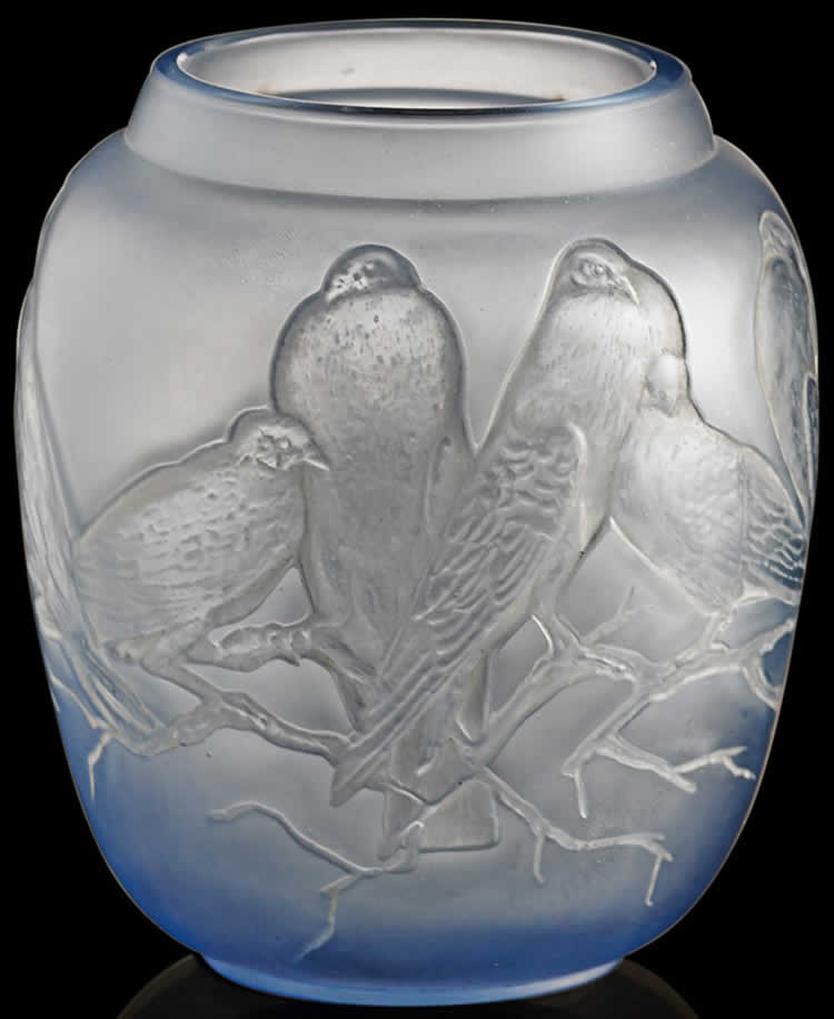 R. Lalique Pigeons Vase