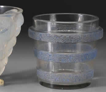 R. Lalique Ricquewihr Lave-Raisins Vase