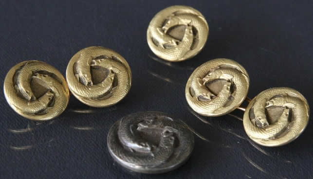 R. Lalique Trois Poissons Button