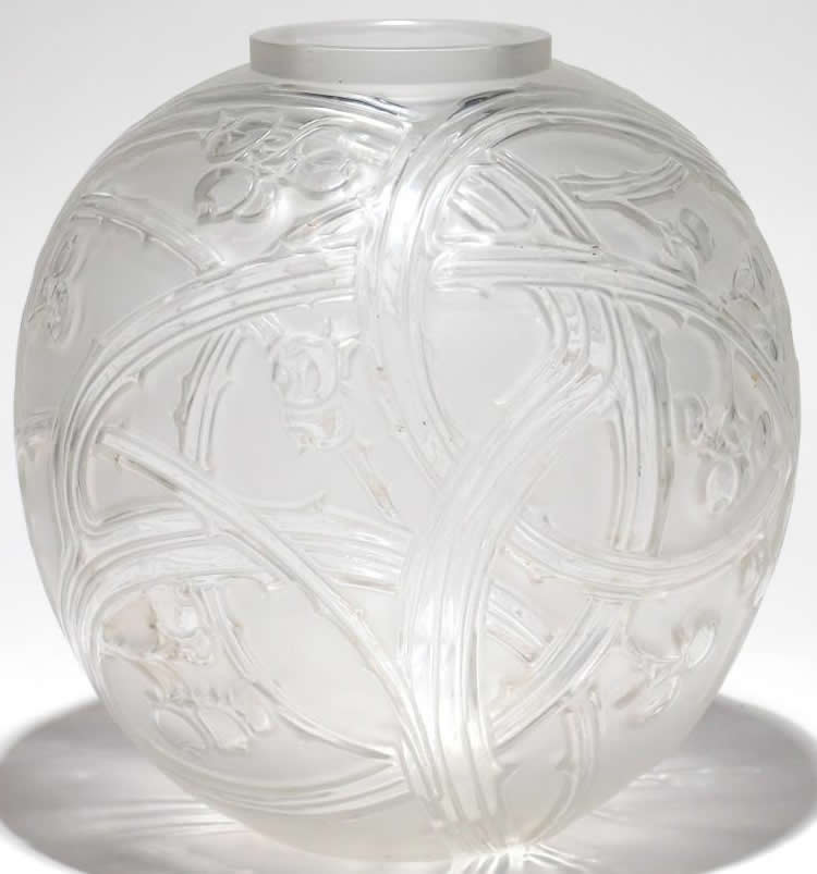 R. Lalique Baies Vase