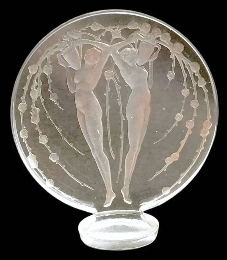 R. Lalique Deux figurines et fleurs Cachet