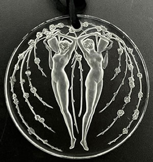 Rene Lalique Pendant Deux Figurines Et Fleurs