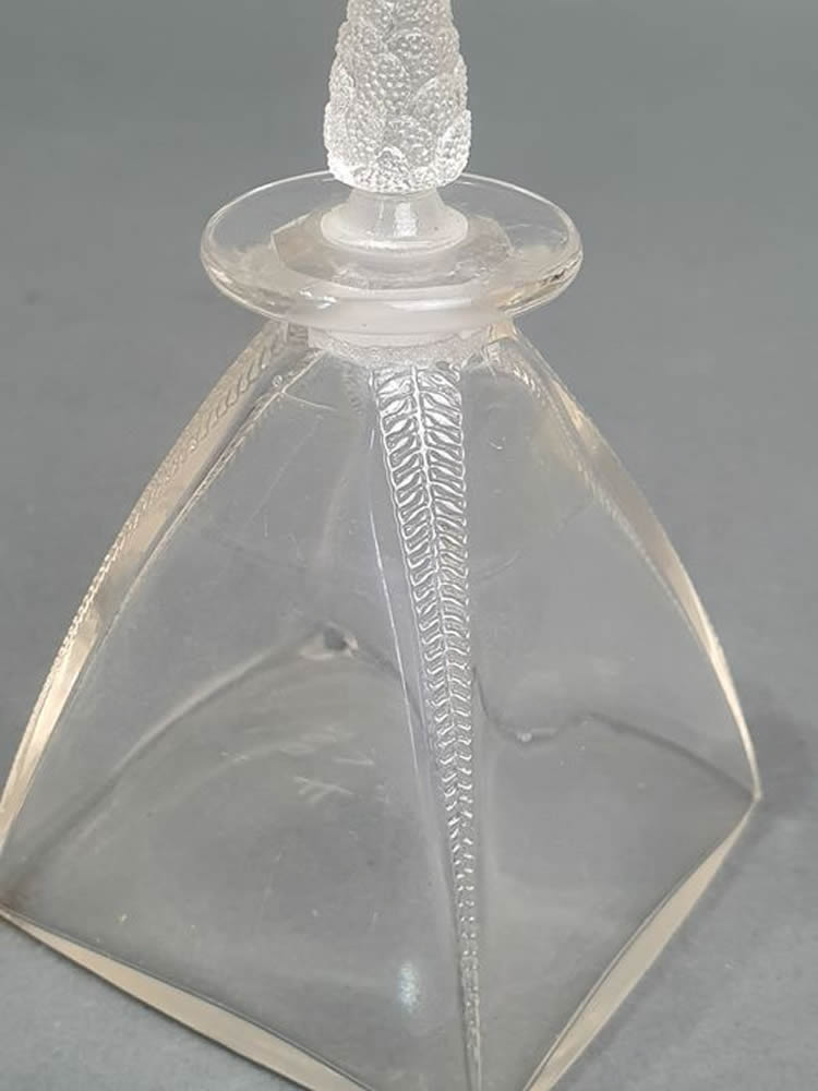 R. Lalique Arys L'Oeillet Perfume Bottle 2 of 2