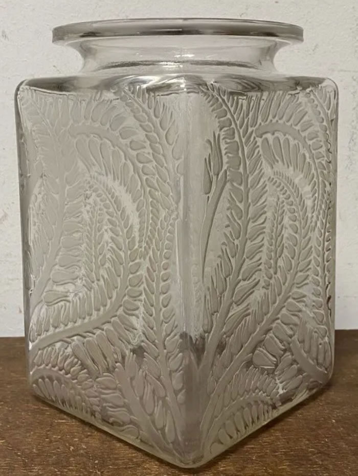 R. Lalique Myrrhis Vase