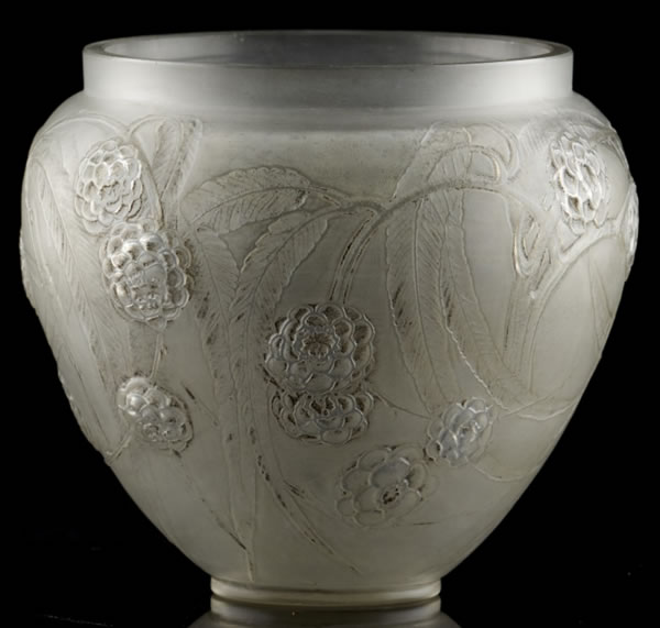 R. Lalique Nefliers Vase