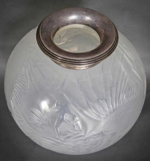 R. Lalique Poissons Vase 2 of 2