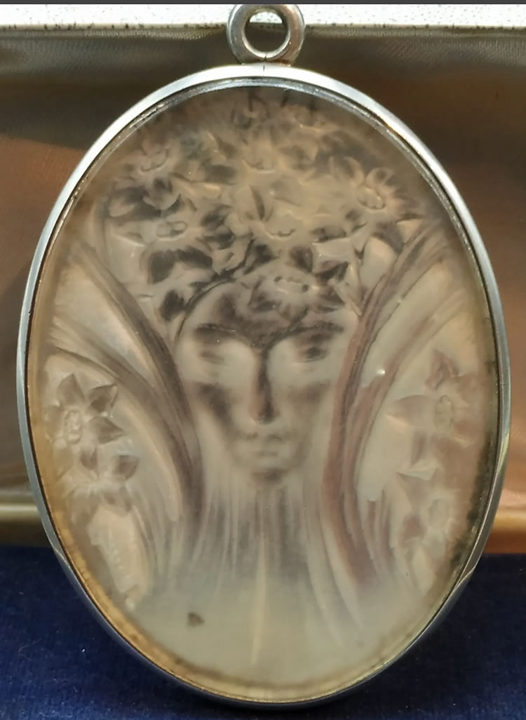R. Lalique Tete Pendant